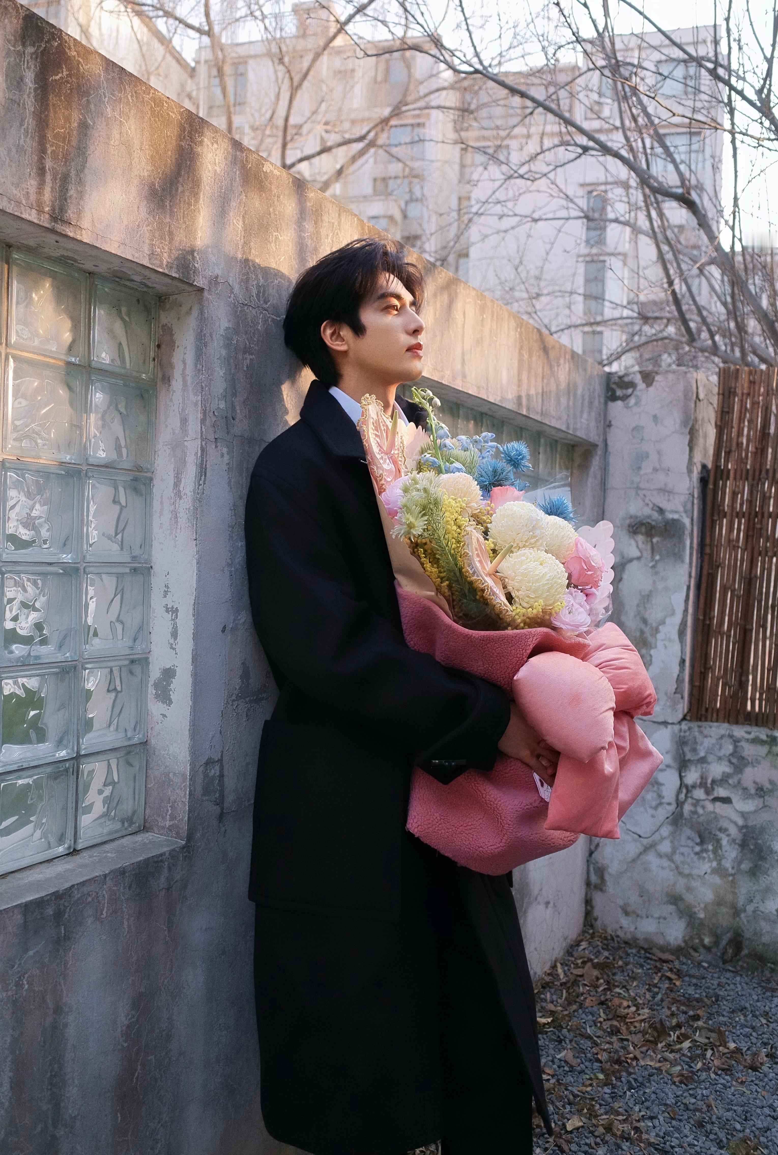 我准备好了，送我吧🫳🏻宋威龙今日宜收花宋威龙情人节捧花随拍