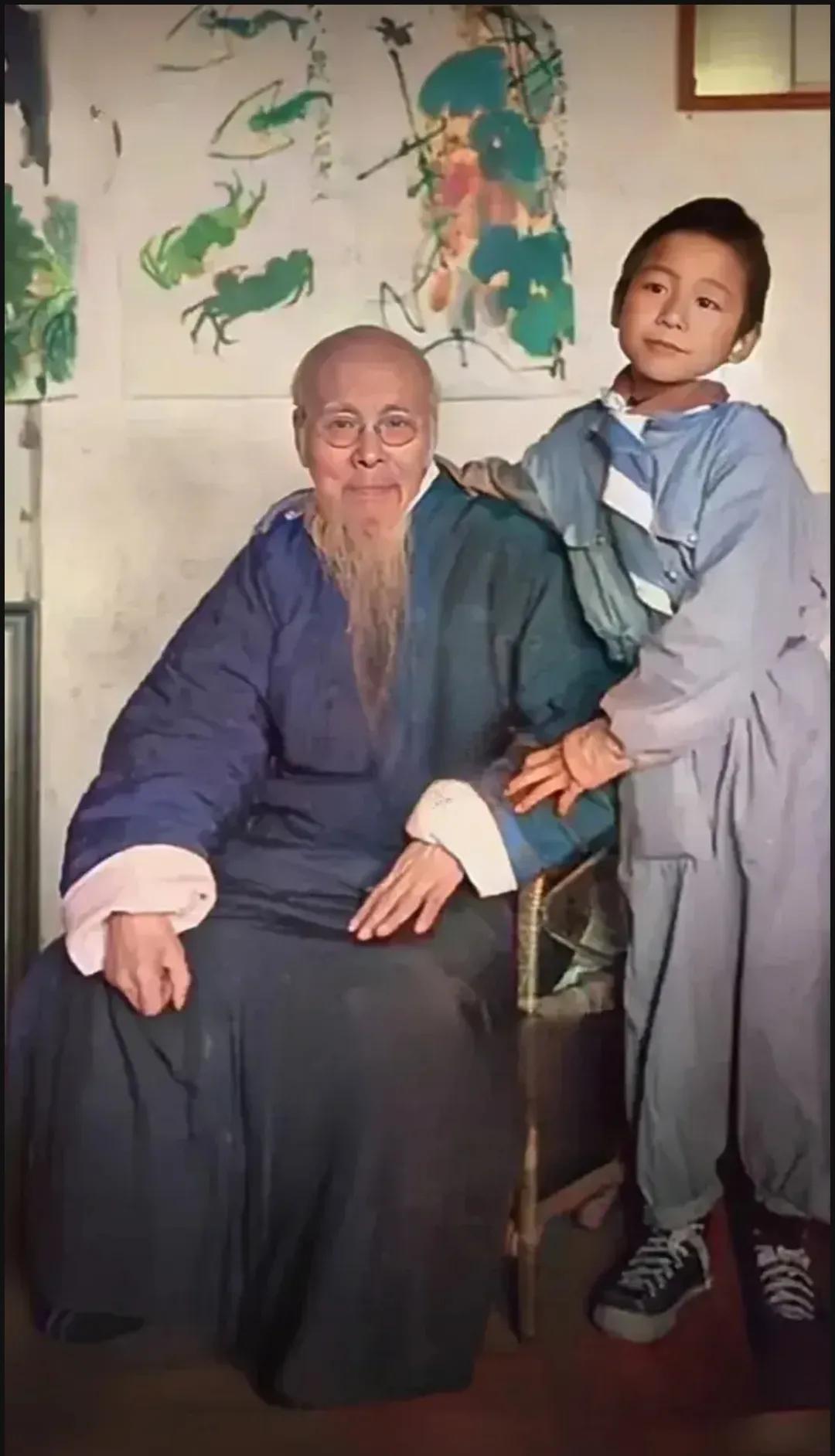 1949年，齐白石和儿子齐良末，一张罕见的合影，一个精神矍铄，一个阳光帅气，他们