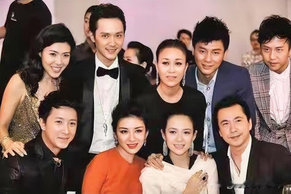 9位明星早年的合影里 ，女的我认出了黄奕和章子怡，男的能全部认出说明你的眼睛太毒