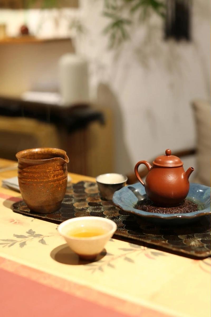 小众黄茶这回是真上桌了  【不同体质该喝什么茶】很多人喜欢喝茶，大部分茶有提神益