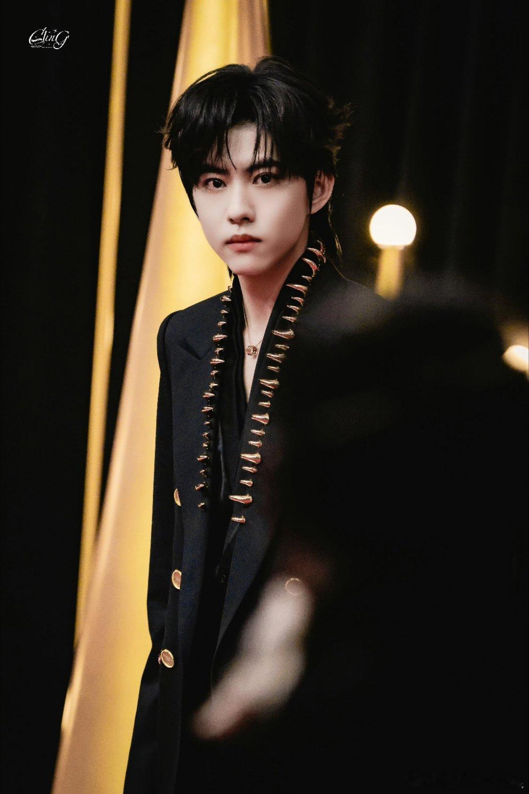 刘轩丞代言人影响力盛典红毯，贵公子造型！今天的红毯是不是非常不错