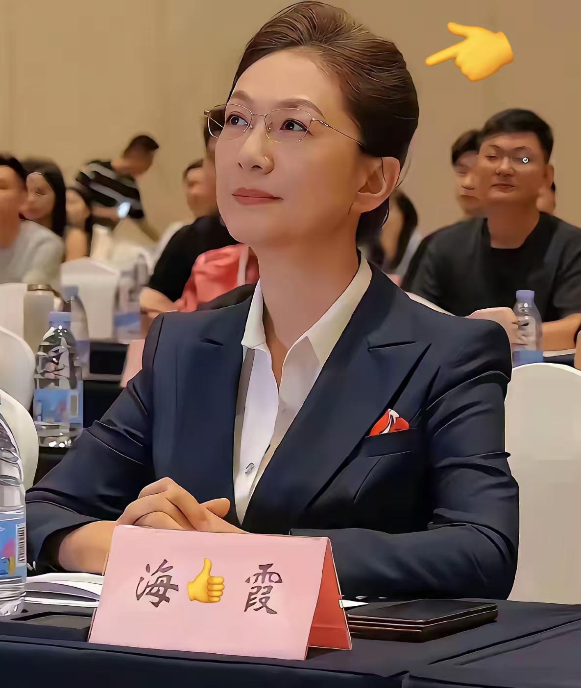立帖为证，眼前这位海霞女士目前是小领导，估计要不了多久，步步高升成为大领导跑不掉