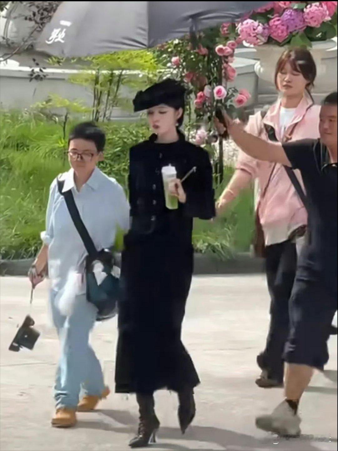 路人原相机下的王楚然简直夯爆啦！贵妇感拉满 