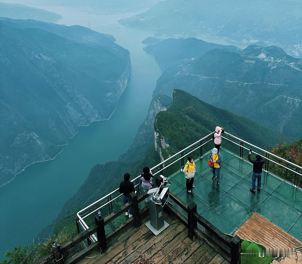 奉节旅游要警惕火出了圈，又被物价暴涨自毁！

重庆市奉节县三峡之巅的确火了。由此