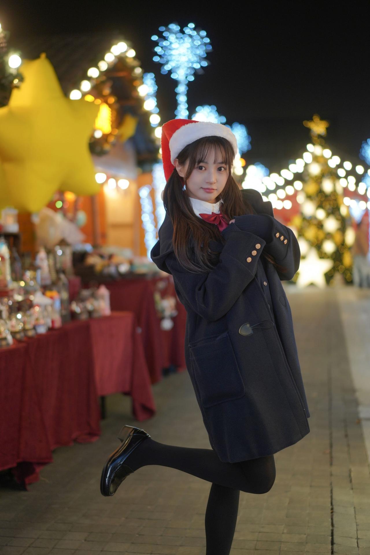 圣诞里的甜美少女，红帽与黑衣的完美搭配，节日氛围满满！🎄💖✨红衣暖冬少女 女