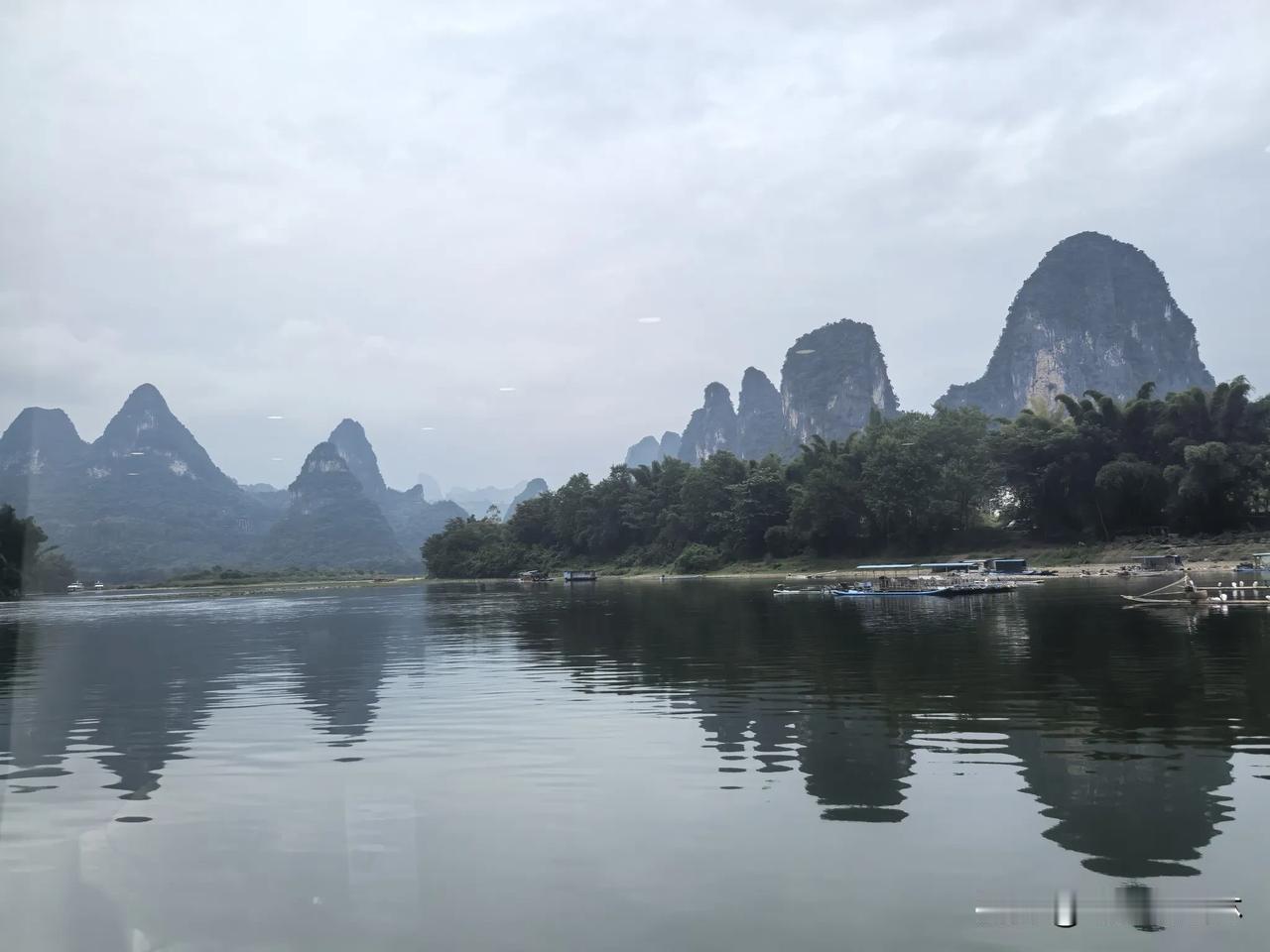 雨中游漓江
细雨丝丝带浅寒，
漓川顺浪泛游船。
千峰隐霭烟笼岸，
一水凝波雾漫滩