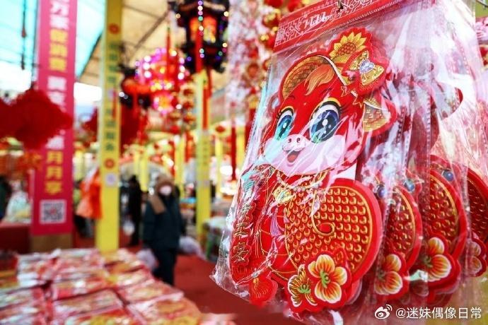 春节申遗成功后第一批受益者出现了 中国年的魅力征服世界。外国街头艺人表演中国杂技