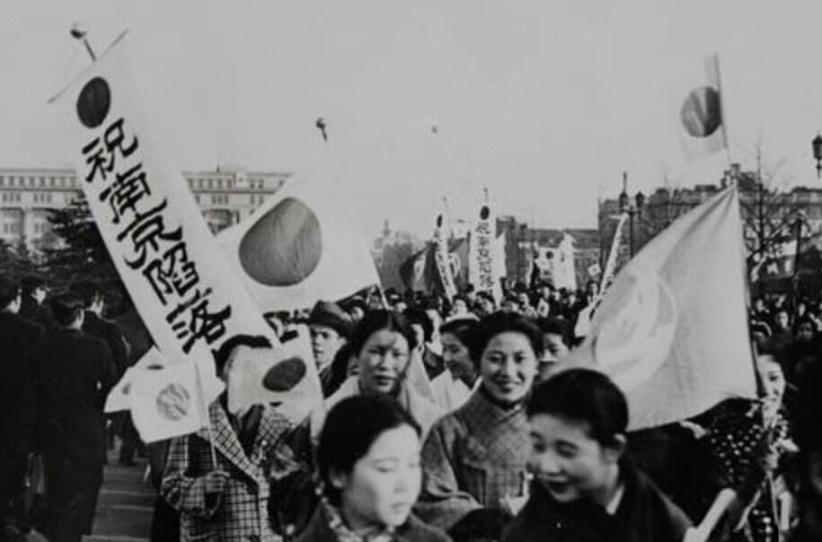 1937年12月13日，南京陷落。此后六个星期，城内发生的种种被来自多国的目击者