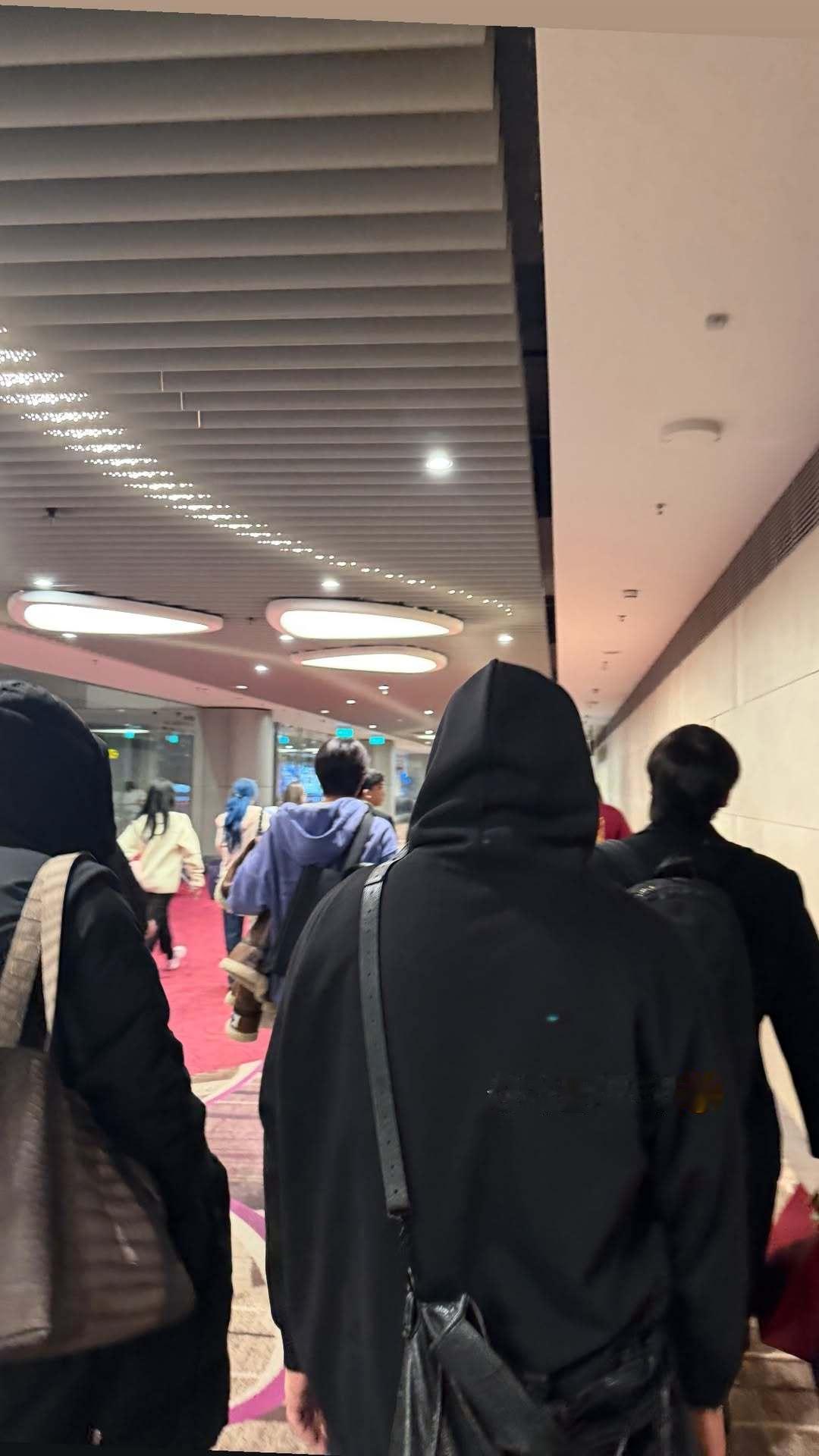 “CB百蓝_。251231金钟云 ins story更新：抵达新加坡 😌 