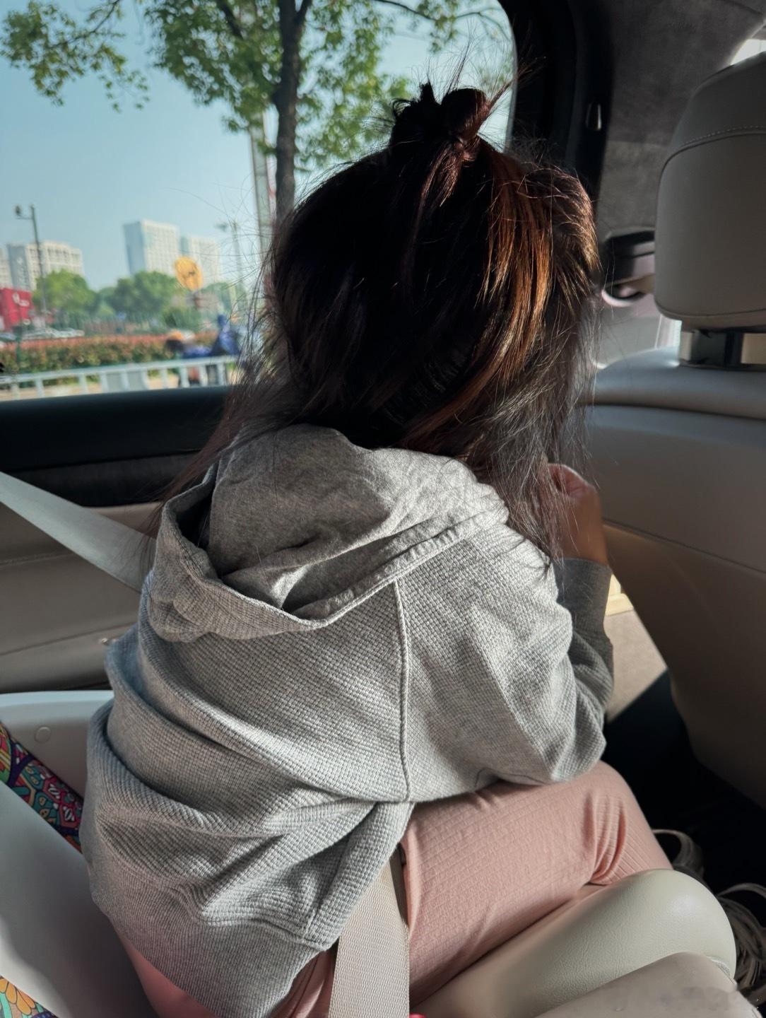 #咕言咕语# 咕噜现在晚上睡觉前，会要求阿婆给她扎个丸子头。这样第二天可以收获半