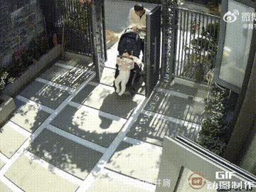没见过这么不负责任的爸爸!广东一名男子推着宝宝出门散步，回家的时候一直在看手机，