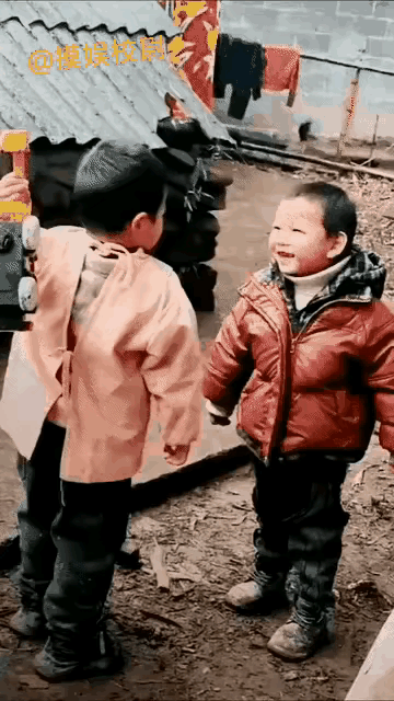 笑能换来什么？
太小了，他还没有奋起反击的意识，这里面也不会存在献媚讨好，卑躬屈