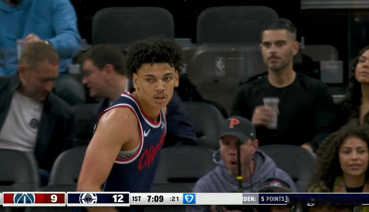 快船新星桑德斯真是太适合打首发了！在今天快船主场迎战奇才的上半场比赛中，桑德斯终