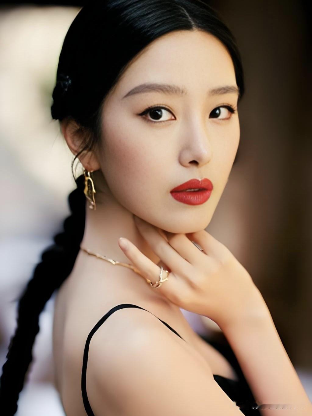 杨彩钰，一颦一笑皆是风情。从《芳华》到《大江大河》，她用演技诠释角色，用气质征服