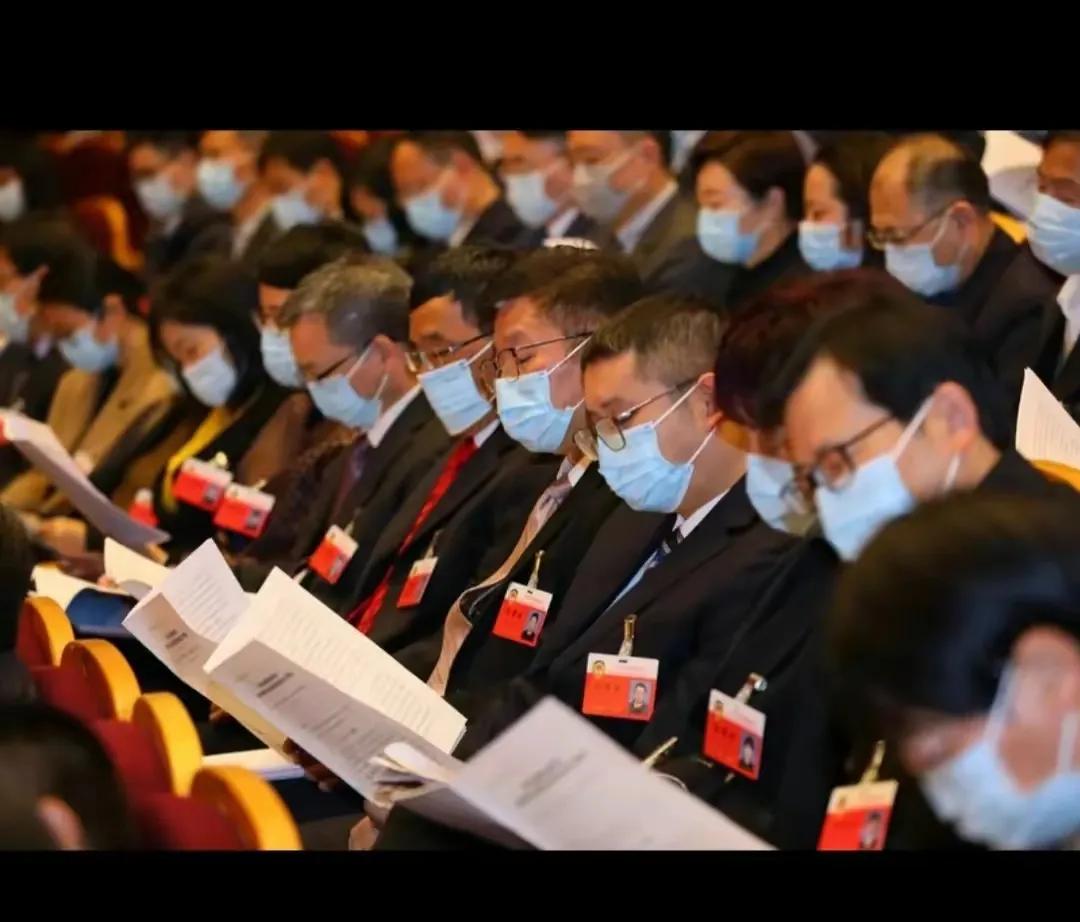 聚焦超国民待遇，退休后不该多拿。两会将拉开帷幕，10大提案已亮相：官员财产透明化
