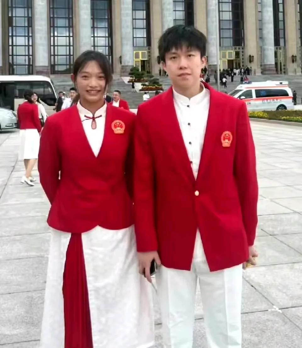 大头和女孩拍照，很不配合的样子！
表情也挺严肃的，
这男界限感也太强烈了吧，
不