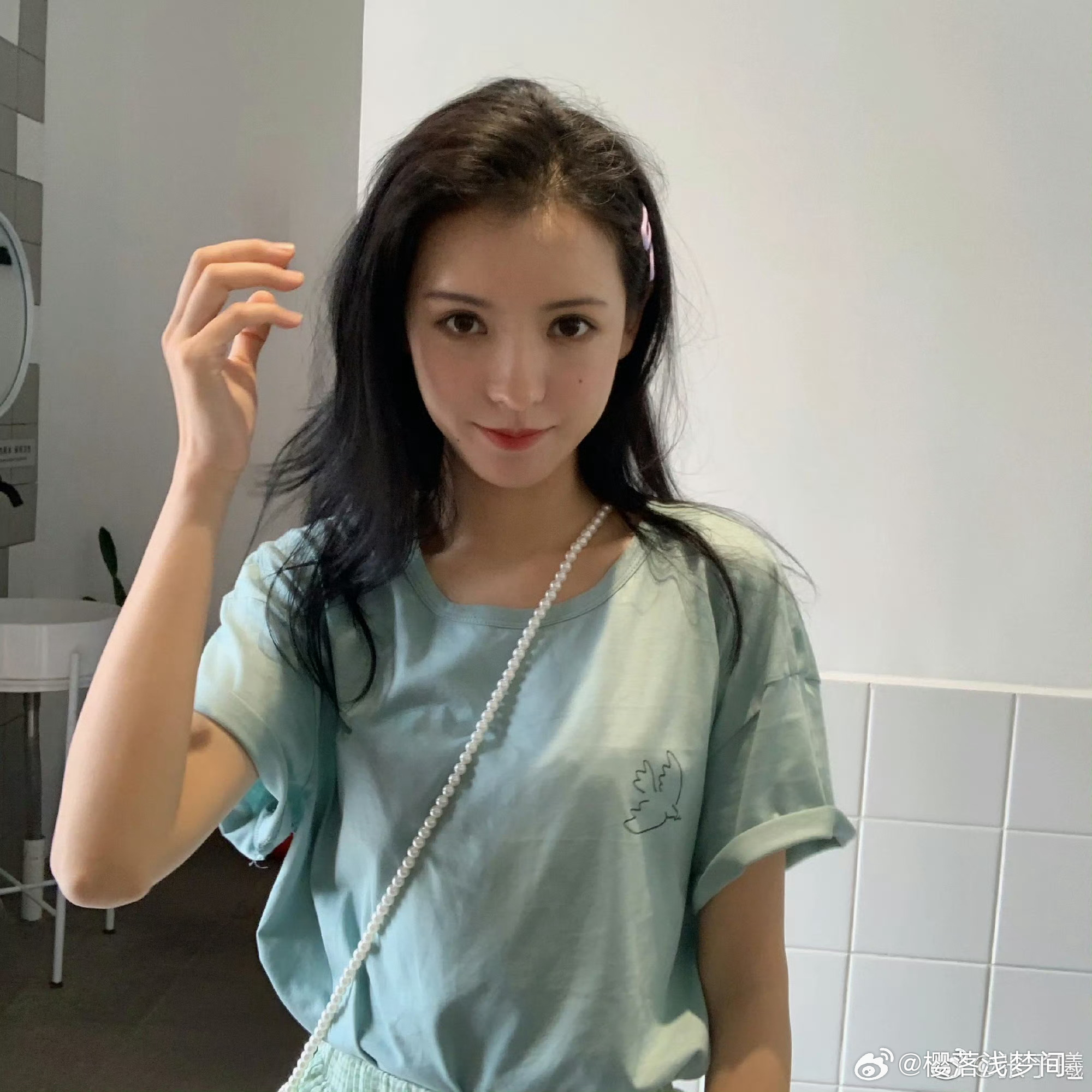 张予曦  丨张予曦掌月使  人间烟火四季温柔，万物皆有缺憾，唯独喜欢你这件事圆满