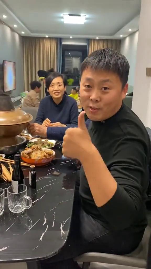 到我们家来吃火锅吧，吃火锅过大年。