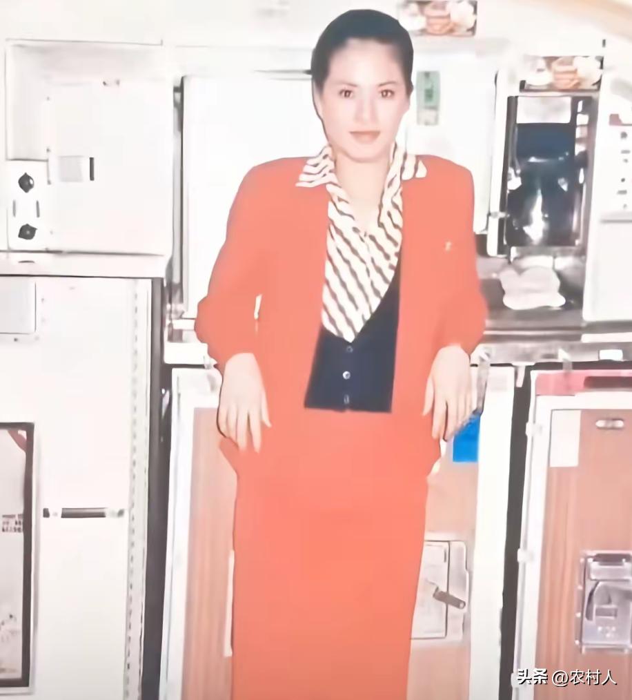 原来李若彤当年还当过空姐！19岁就进入了国泰航天公司任职，正式成为一名空姐。因为