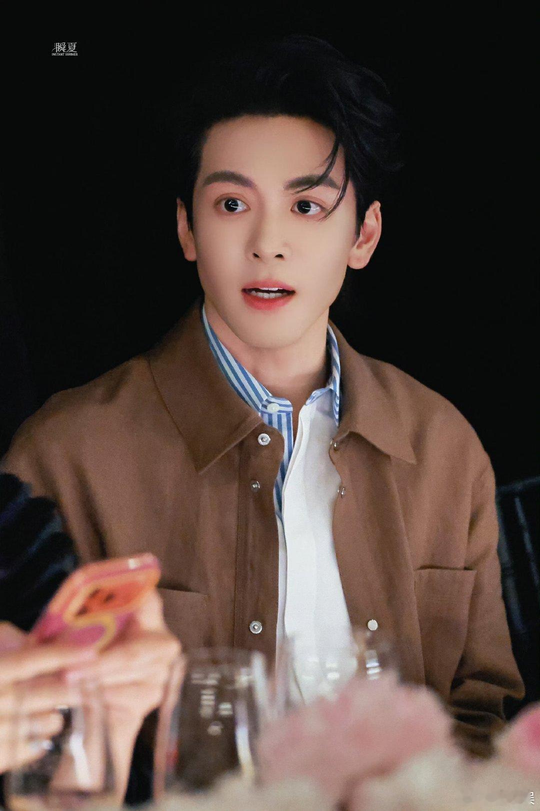 曾舜晞就是天生出现在这种场合的曾舜晞把熟男感玩明白了 镜头下的曾舜晞太绝了！松弛