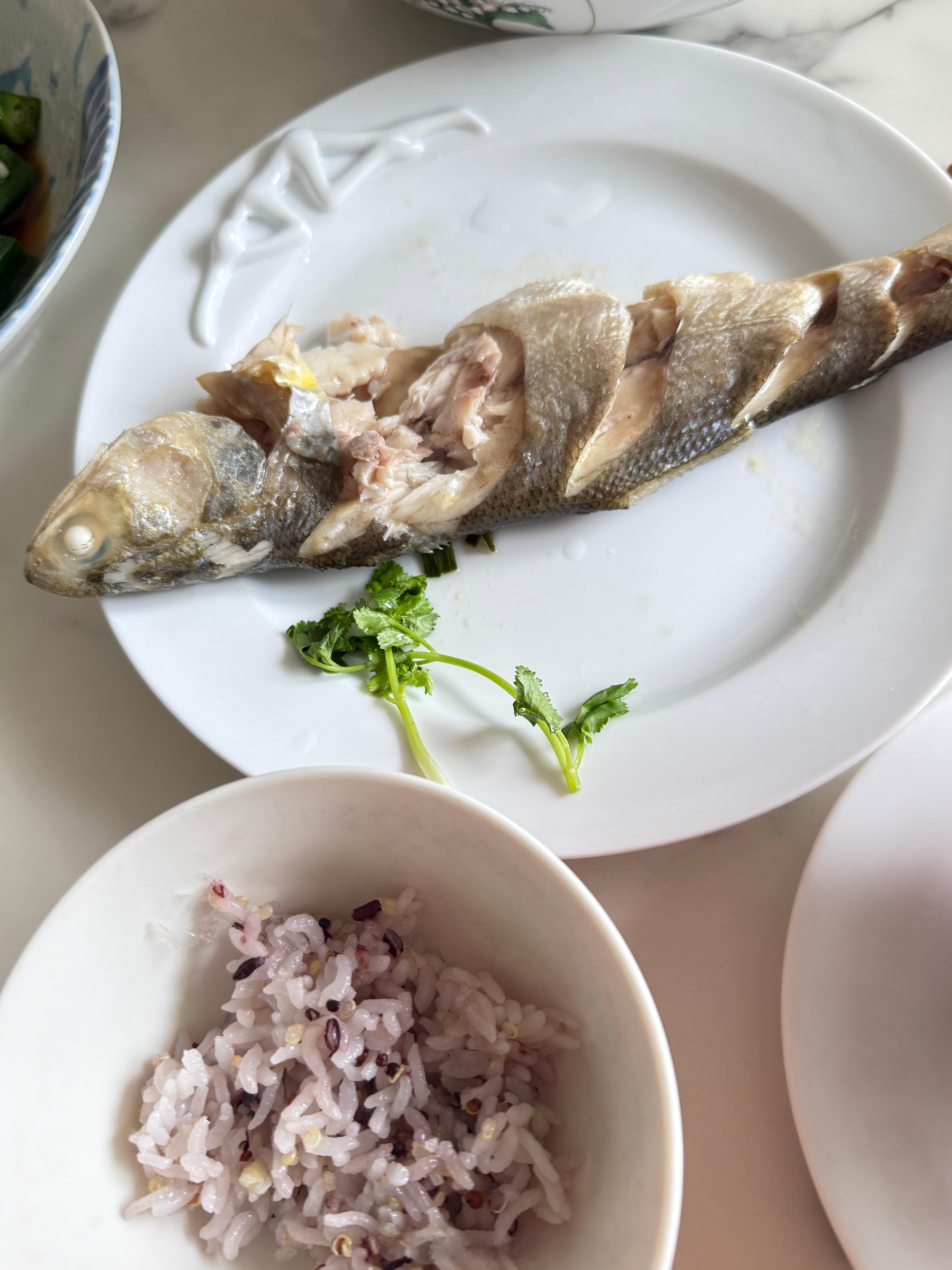 吃饭了，今天炖羊肉、盐焗午鱼喝凉拌秋葵。球宝非常爱吃羊骨髓，每次炖羊腿，整盆骨髓