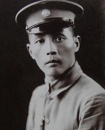 1928年，钱大钧追求欧阳藻丽，但遭到她父亲反对，想不开的钱大钧走在路上，突然掏