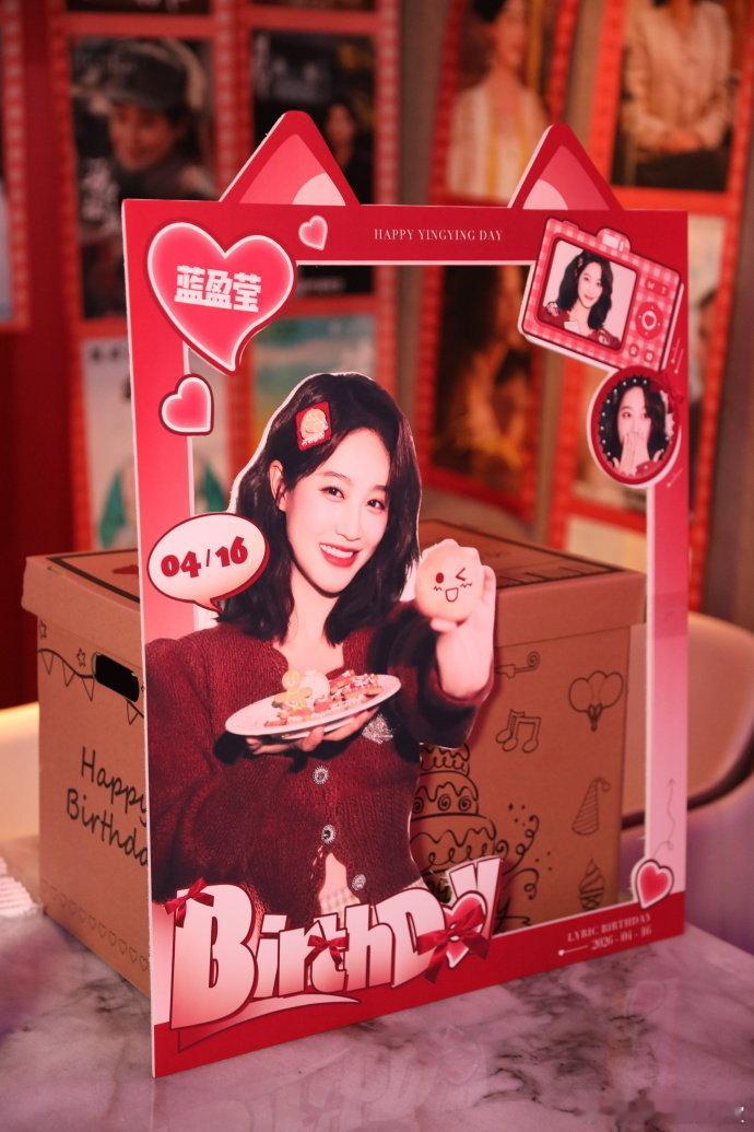 蓝盈莹36岁生日发文蓝盈莹36岁庆生照 蓝盈莹36岁庆生照，皮肤状态细腻，丝毫看