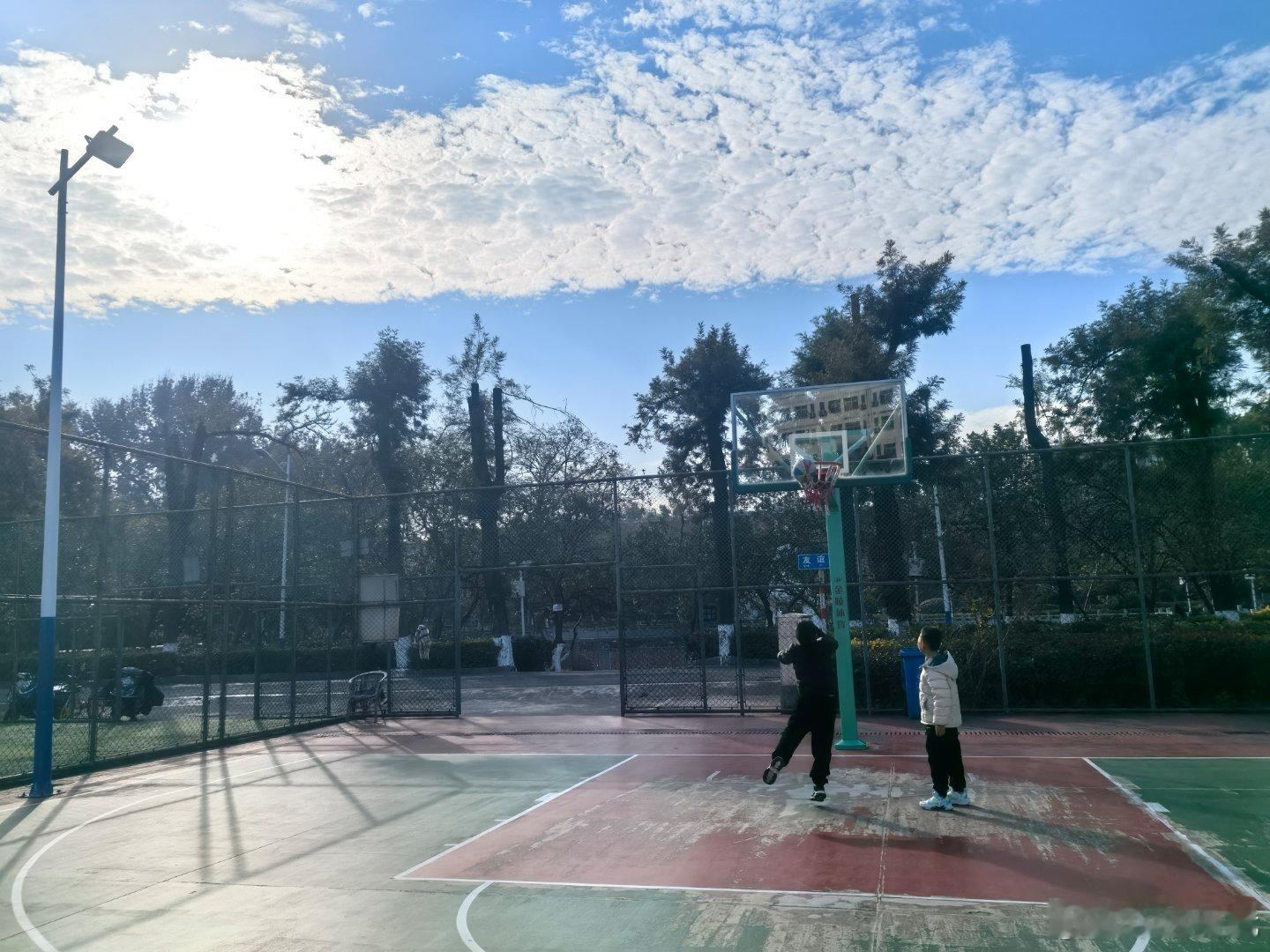 包场，小学生起的比大学生早  