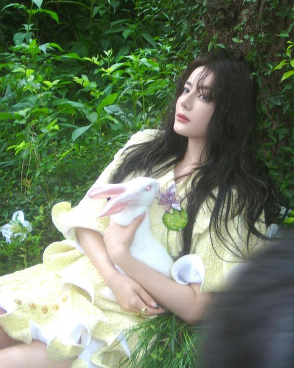 1. 迪丽热巴主演的影片《女足》业内口碑平平，但借着这次合作结识周星驰，积累了不