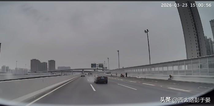 西安城北大消息！北辰高速口围挡撤离，开通近了！

现场围挡已经开始拆除，看得出来