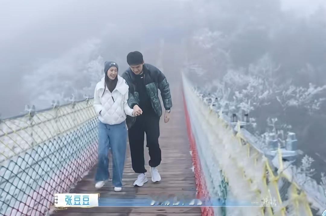 孙杨恐高，张豆豆一直在逗孙杨，她让孙杨往下看，孙杨吓得让张豆豆别晃！
张豆豆:“