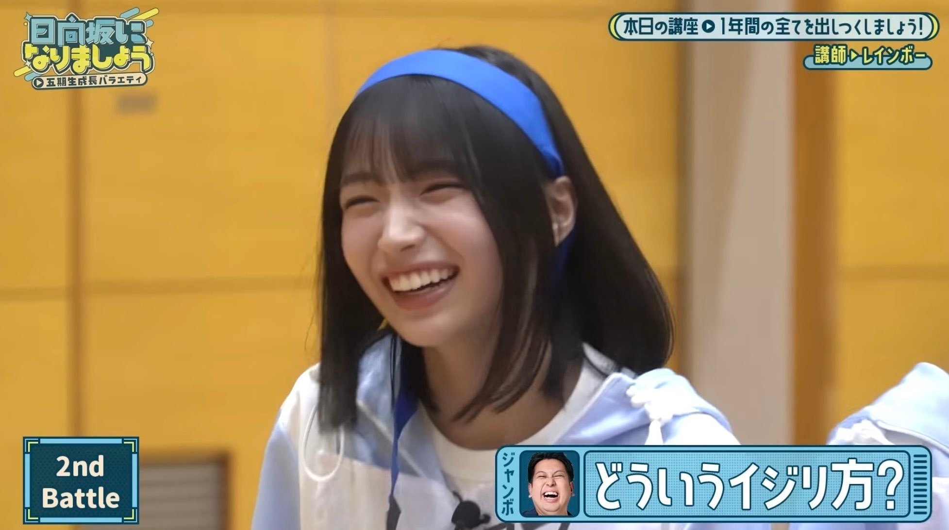 日本女人的笑确实很好看，眼睛眯成一条线，嘴角拉到最大 