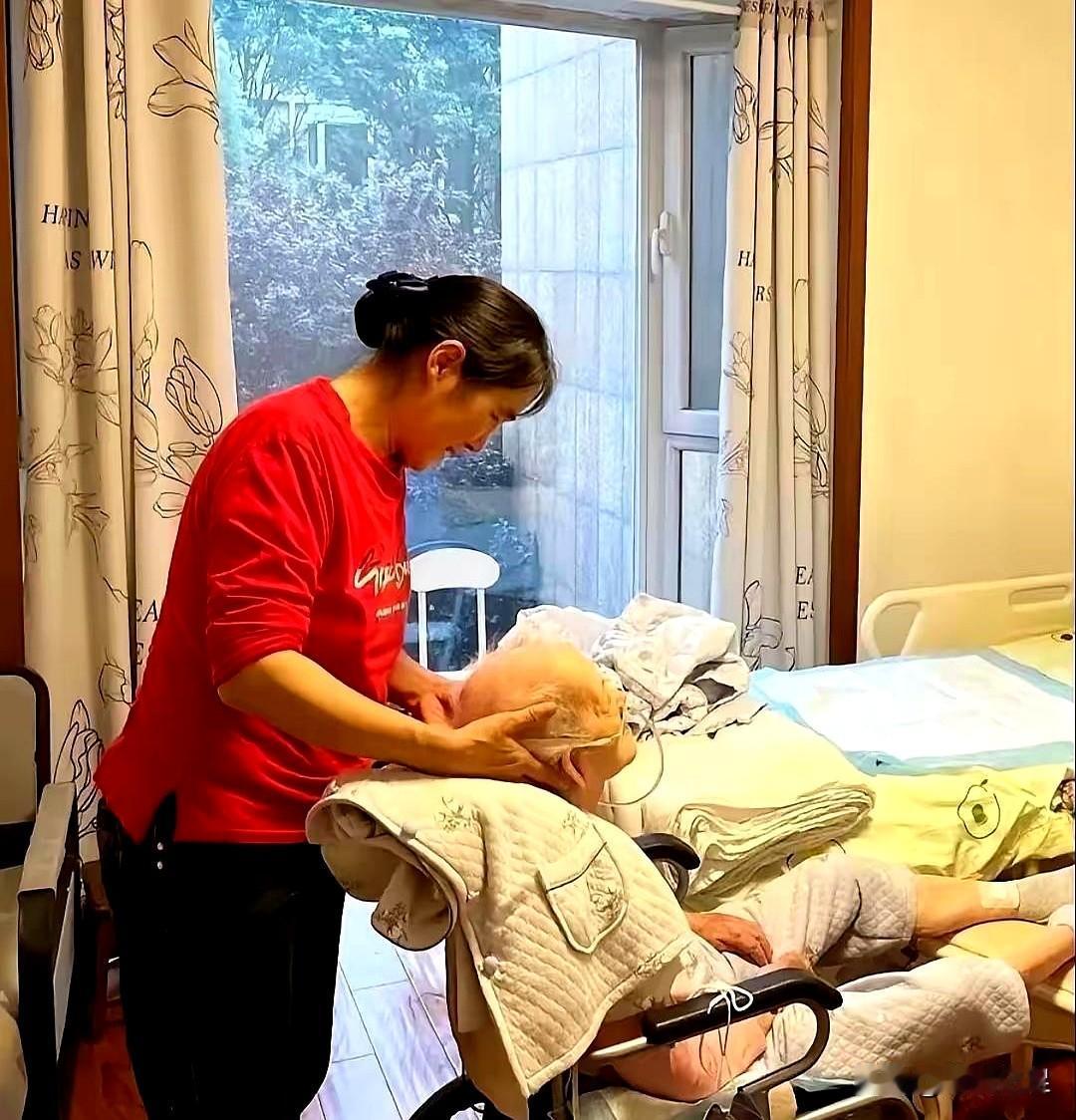 一个盘子碎下去，十七年的陪伴只剩三万。
老张从63岁起，每月1号给刘姐打5860