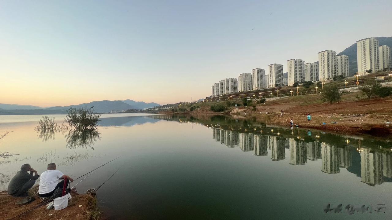 水位要是一直保持这么高就好了，景色也美，鱼也好钓[偷笑]简直是钓鱼佬的天堂。