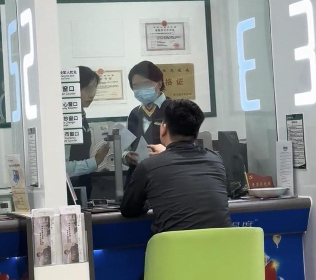 湖南常德，男子在银行快下班时，来到柜台要求取1500元现金。大堂经理表示运钞车在