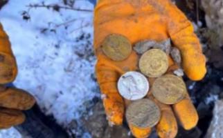 河南，一男子开采石头，不料，在一块石头中，竟然发现了一个生了锈的小铁盒。费了九牛