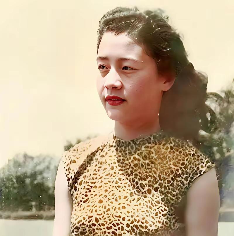 想不到著名书画家张大千竟然娶了女儿的好姐妹
那时18岁的徐雯波清纯可爱就像初熟的