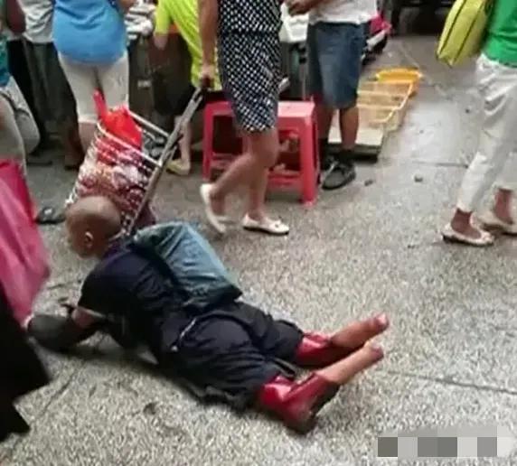 2016年，广州男子买菜时，偶遇双脚被截断的乞丐，仔细辨认下发现，这竟是失踪12