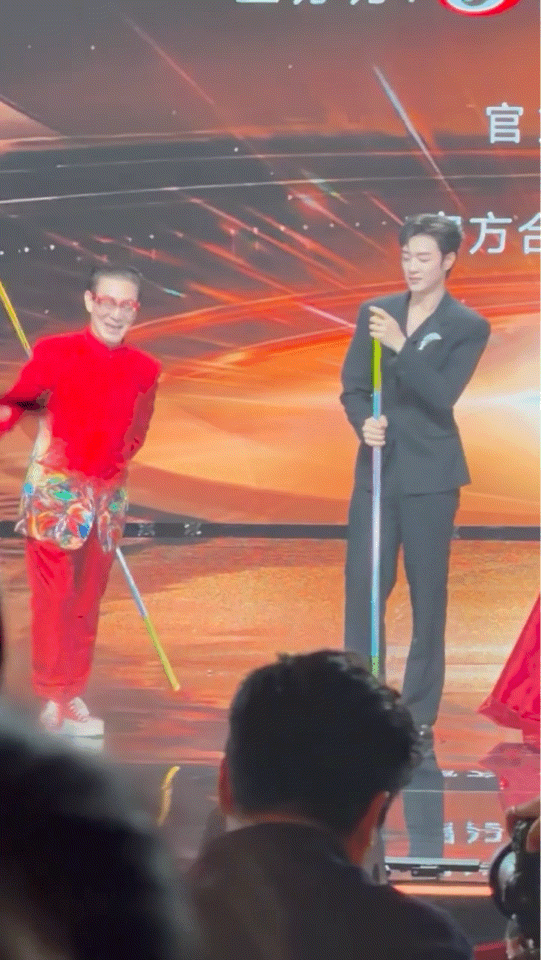 陈少熙模仿六小龄童耍棍翻车六小龄童教陈少熙耍棍微博视界大会跟着前辈的指引，陈少熙
