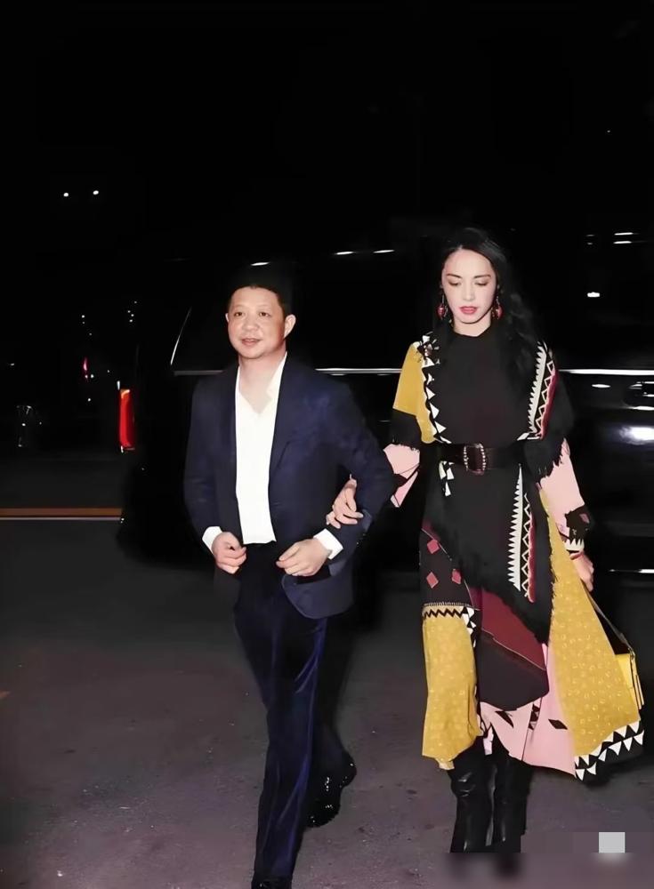 姚晨和曹郁的离婚声明，看得人挺感慨。
这俩人原来早都分开了，为了孩子硬是瞒了好几