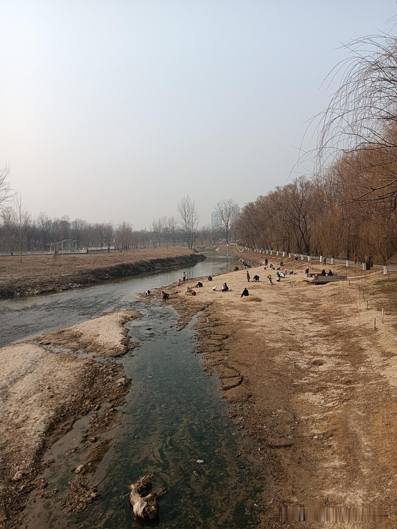 潏河边的樊川公园我经常来玩，现在从家门口坐个地铁就实现了直来直往方便又快捷！樊川