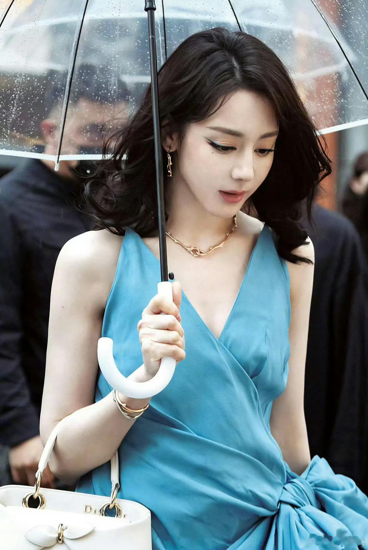迪丽热巴蓝色眼影好惑人巨大蝴蝶结在迪丽热巴身上适配度谁被迪丽热巴这身造型狠狠惊艳