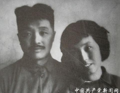 1942年，46岁的贺龙吃“嫩草”，娶了比他小20岁的女学生，毛主席知道后，瞅了