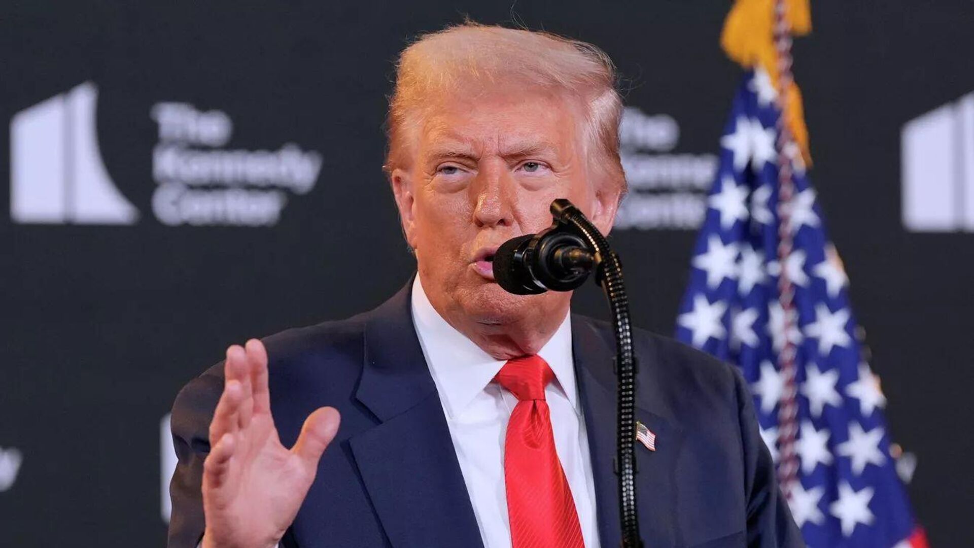 美国总统特朗普公开表示，正向哈佛大学索要十亿美元“赔偿”，并希望未来与之断绝关系