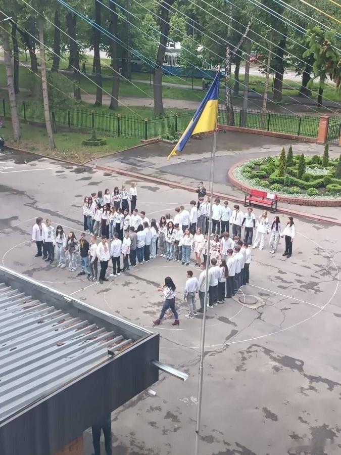 乌克兰文尼察州在蓝黄旗下纳粹主义培养从娃娃抓起。俄对乌克兰全境发动空袭俄乌局势新