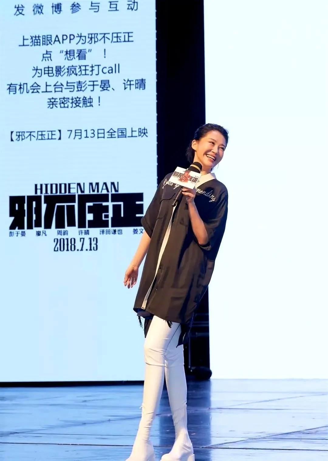 一件放了17年的宝蓝色连衣裙57岁的许晴套在身上，拉链一拉到底，连个褶子都没有。