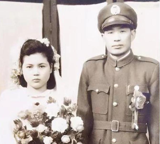 抗日战争结束后，四川老兵刘运达与日本女战俘相恋，两人在农村隐居。30多年后，老兵