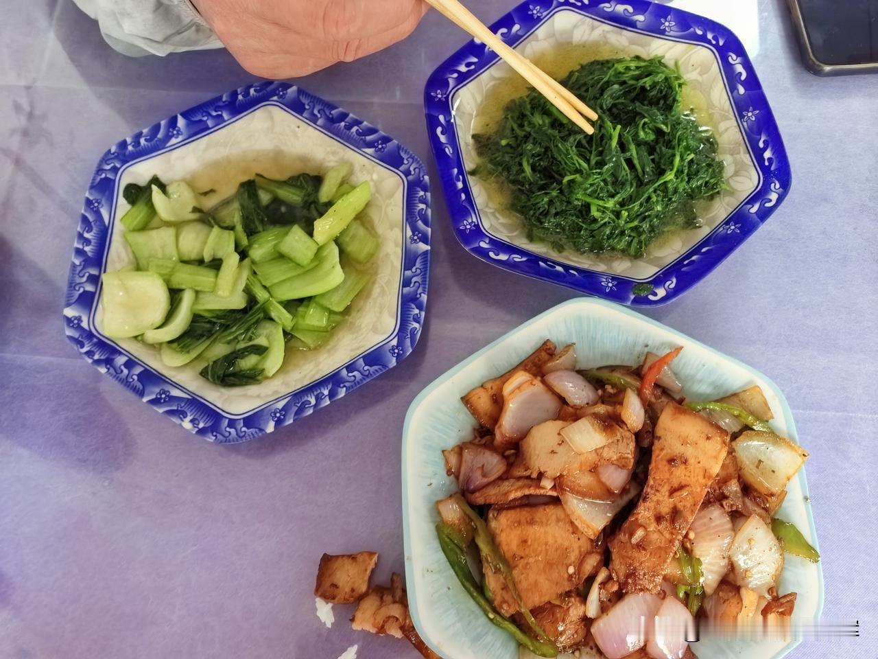 行至河西走廊瓜州，在路边小店解决午饭。

点上店家推荐的野菜苜蓿，还有一份清炒青
