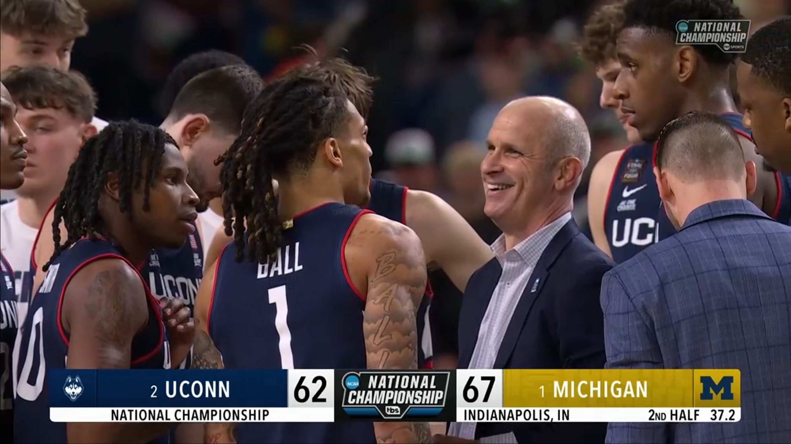 狼獾登顶！又一年的NCAA落幕了，密歇根大学在最终的冠亚军决赛里没有让丹·赫利和