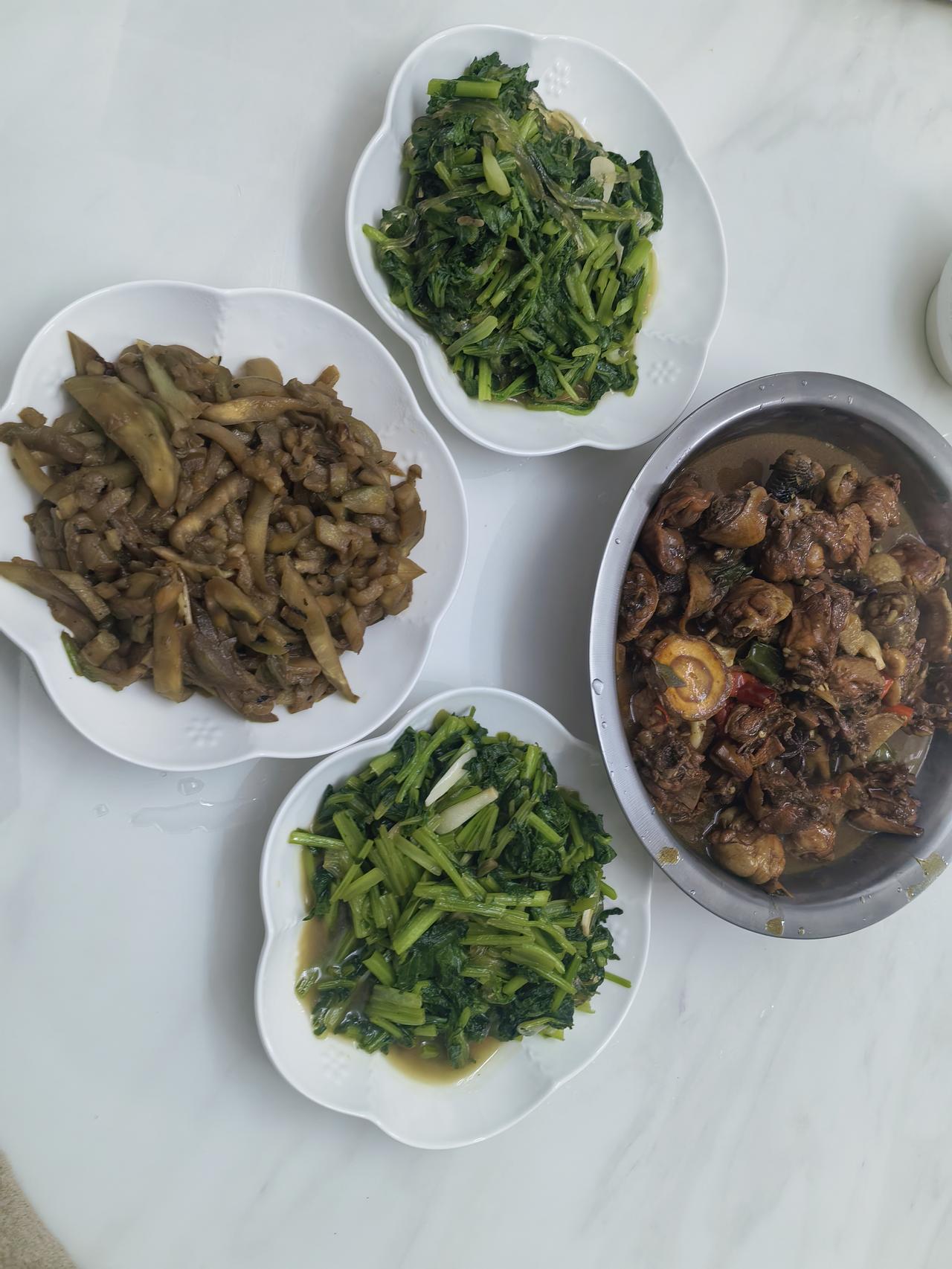 冬日晚餐素为天
健康饮食记心间
合理搭配要长久
幸福生活天天有